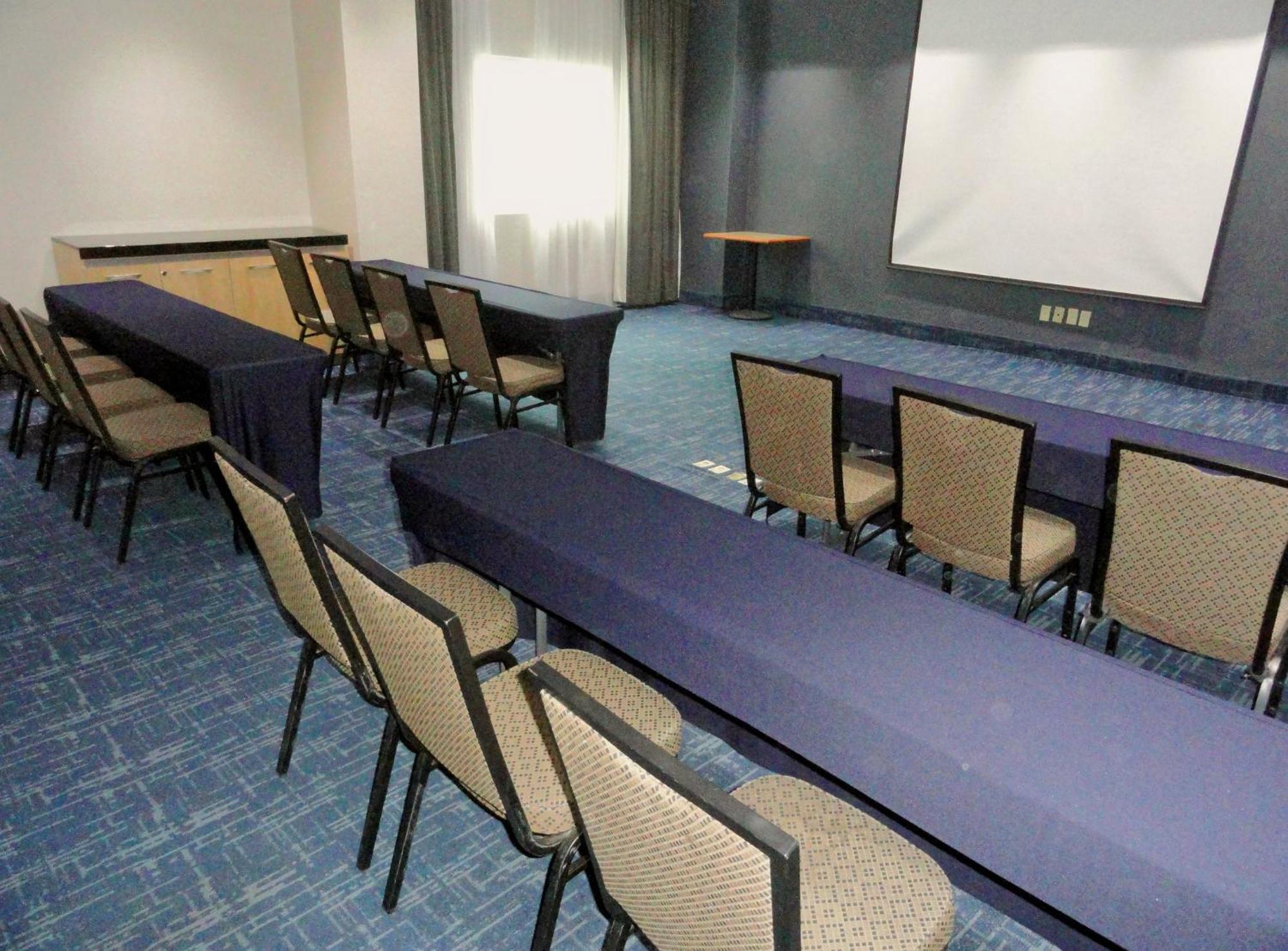 Holiday Inn Express & Suites Toluca Zona Aeropuerto By Ihg Exterior photo